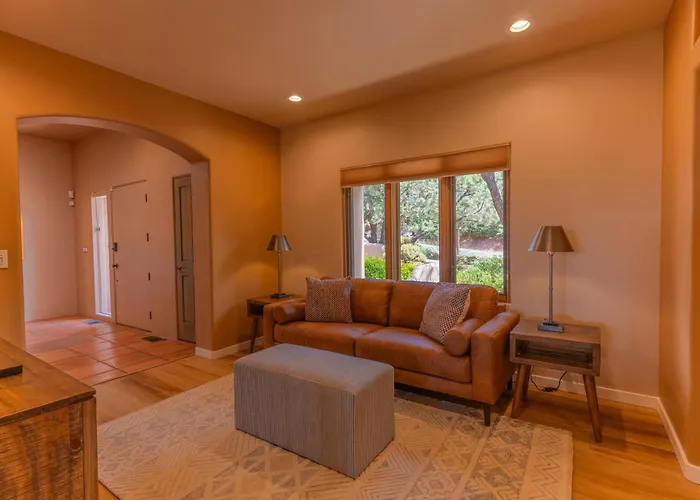 Red Rock View, Hot Tub, 3914sqft, Pets Holiday home