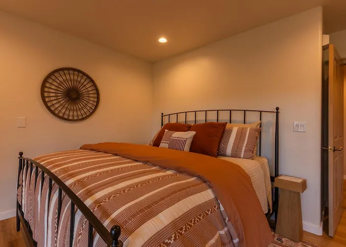 Red Rock View, Hot Tub, 3914sqft, Pets Holiday home *