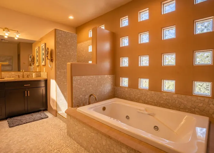 Red Rock View, Hot Tub, 3914sqft, Pets Holiday home *