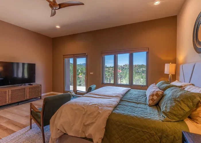 Red Rock View, Hot Tub, 3914sqft, Pets Holiday home *